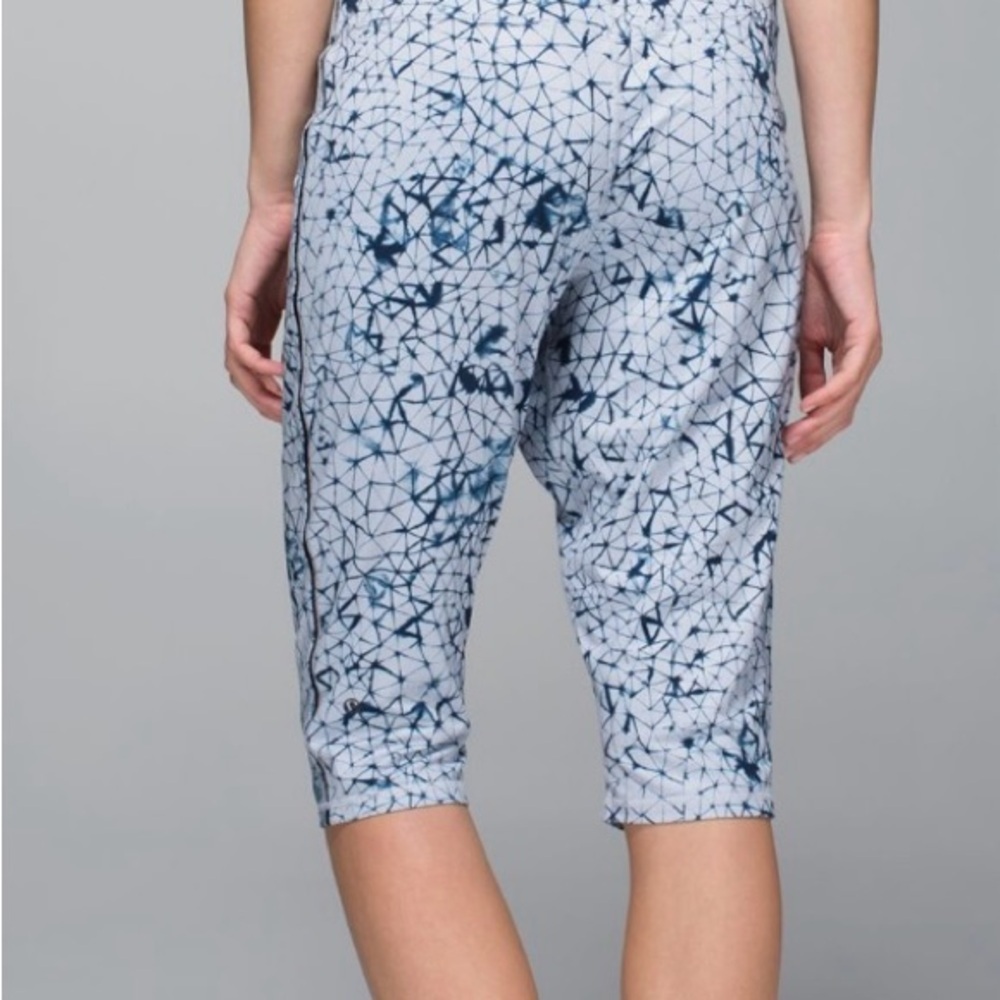 Lululemon Retreat Yogi Crop
Star Crushed Silver Fox Deep Navy size 6 - Picture 2 of 10